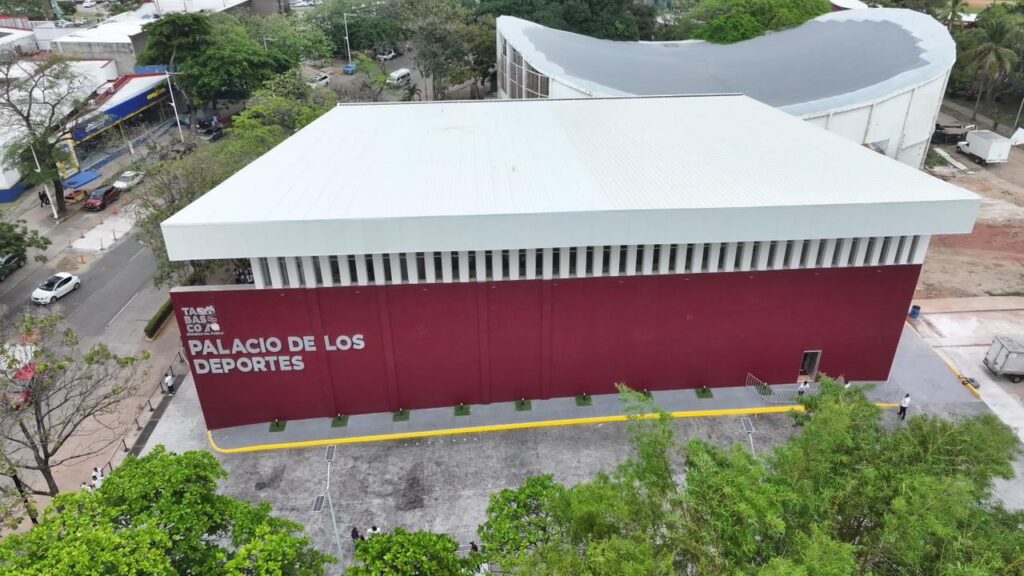 Vista aérea del Palacio de los Deportes en Tabasco mostrando su diseño arquitectónico