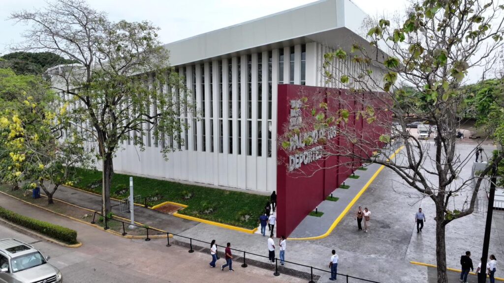 Vista lateral del Palacio de los Deportes en Tabasco con acceso peatonal y entorno urbano