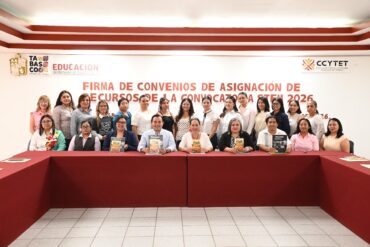 La secretaria Patricia Iparrea Sánchez durante la ceremonia de Inserción a Posgrados STEM para Mujeres en Tabasco junto a directivos del CCyTET.