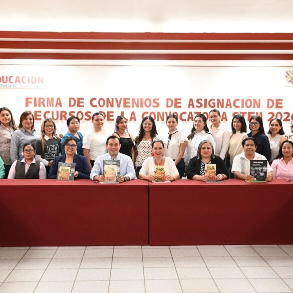 La secretaria Patricia Iparrea Sánchez durante la ceremonia de Inserción a Posgrados STEM para Mujeres en Tabasco junto a directivos del CCyTET.
