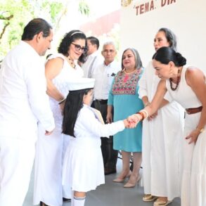 Secretaria de Educación Patricia Iparrea Sánchez en el acto cívico por el regreso a clases en Tabasco.