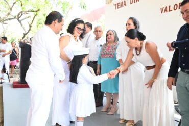 Secretaria de Educación Patricia Iparrea Sánchez en el acto cívico por el regreso a clases en Tabasco.