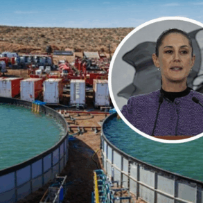 Instalación industrial de fracking con tanques de agua y equipos de extracción de gas