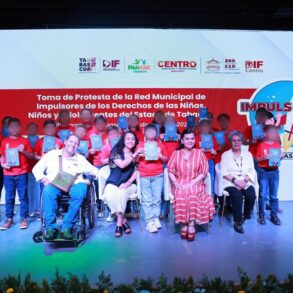 Niñas, niños y adolescentes de la red infantil en el escenario con autoridades