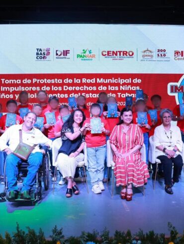 Niñas, niños y adolescentes de la red infantil en el escenario con autoridades