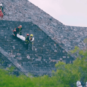 Hombre armado en la Pirámide de la Luna durante el ataque contra turistas