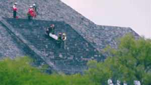 Hombre armado en la Pirámide de la Luna durante el ataque contra turistas