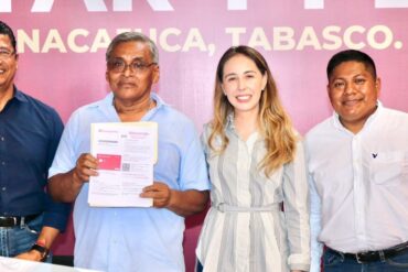 Roberto Ocaña y Jimena Cárdenas Márquez entregando tarjetas del programa Bienestar y Plenitud a adultos mayores en Nacajuca.