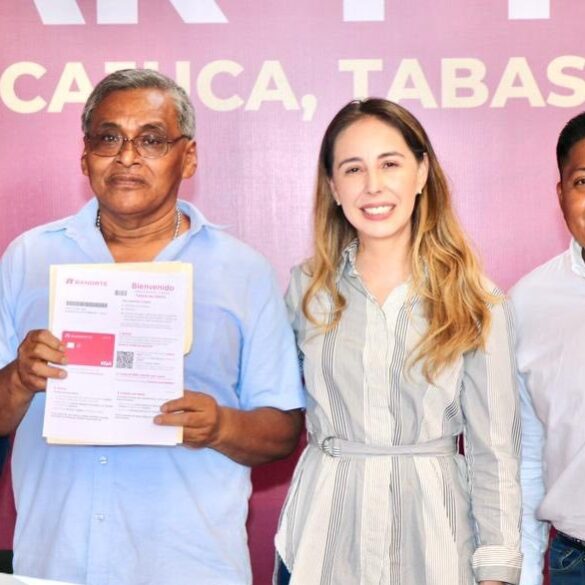 Roberto Ocaña y Jimena Cárdenas Márquez entregando tarjetas del programa Bienestar y Plenitud a adultos mayores en Nacajuca.