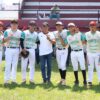 El alcalde Roberto Ocaña Leyva junto a los jugadores del equipo Chontales de Nacajuca durante la entrega de uniformes y equipo deportivo.