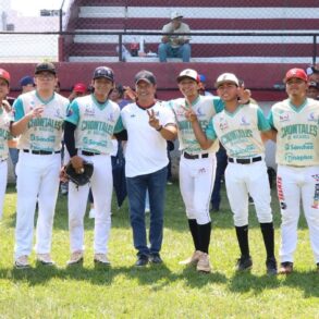 El alcalde Roberto Ocaña Leyva junto a los jugadores del equipo Chontales de Nacajuca durante la entrega de uniformes y equipo deportivo.