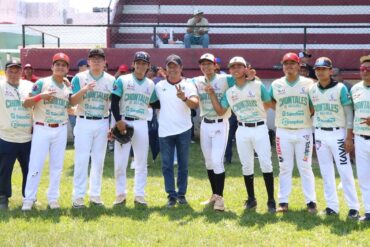 El alcalde Roberto Ocaña Leyva junto a los jugadores del equipo Chontales de Nacajuca durante la entrega de uniformes y equipo deportivo.