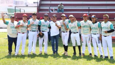 El alcalde Roberto Ocaña Leyva junto a los jugadores del equipo Chontales de Nacajuca durante la entrega de uniformes y equipo deportivo.