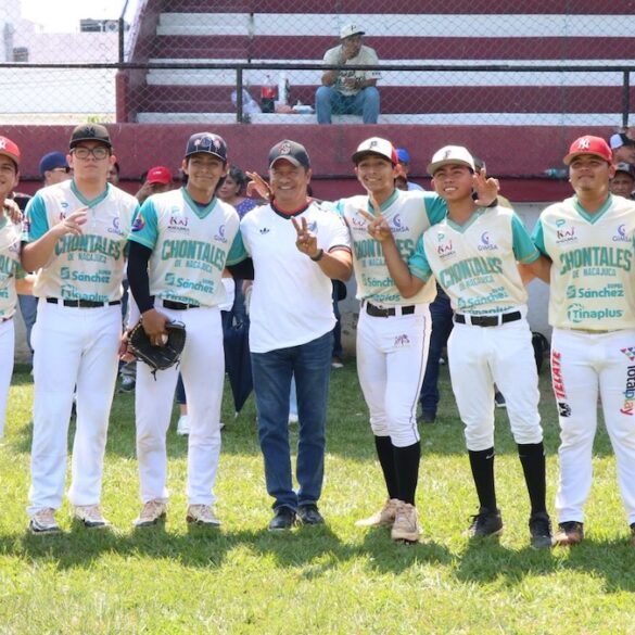 El alcalde Roberto Ocaña Leyva junto a los jugadores del equipo Chontales de Nacajuca durante la entrega de uniformes y equipo deportivo.