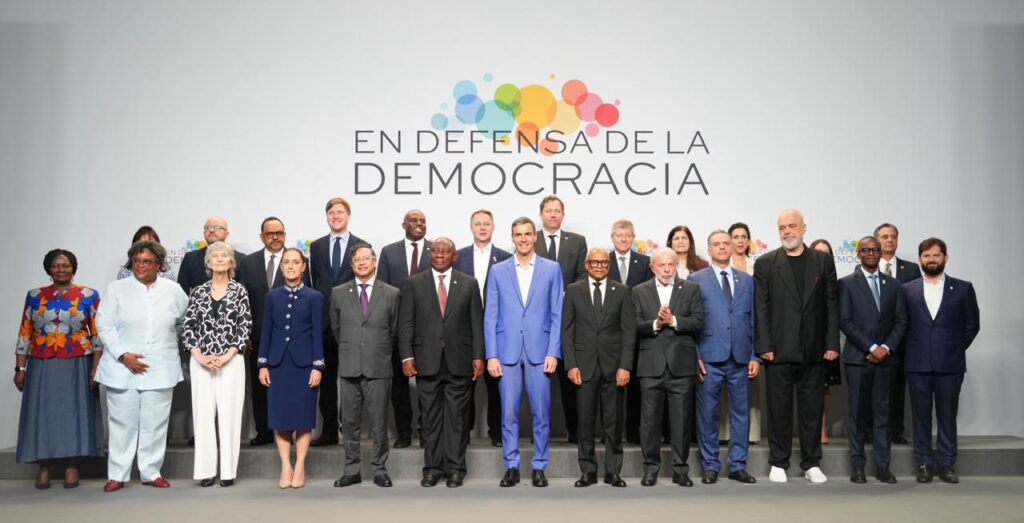 Claudia Sheinbaum junto a líderes internacionales en cumbre en defensa de la democracia en Barcelona