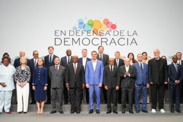 Claudia Sheinbaum junto a líderes internacionales en cumbre en defensa de la democracia en Barcelona