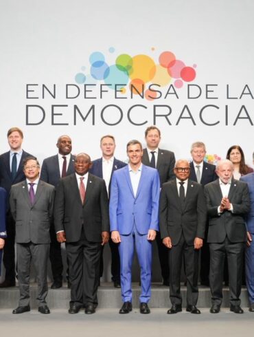Claudia Sheinbaum junto a líderes internacionales en cumbre en defensa de la democracia en Barcelona