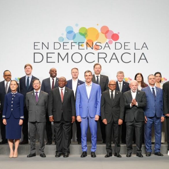 Claudia Sheinbaum junto a líderes internacionales en cumbre en defensa de la democracia en Barcelona