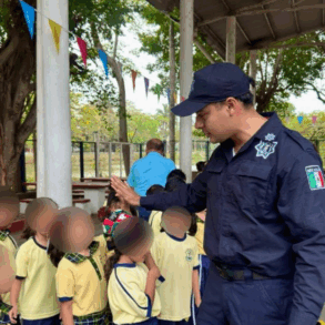 Estudiantes de primaria en Villahermosa participan en el taller de la SSPC cultura de prevención para aprender protocolos de seguridad.