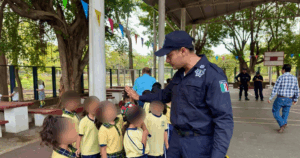 Estudiantes de primaria en Villahermosa participan en el taller de la SSPC cultura de prevención para aprender protocolos de seguridad.