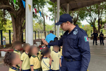 Estudiantes de primaria en Villahermosa participan en el taller de la SSPC cultura de prevención para aprender protocolos de seguridad.