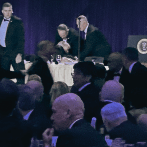 Donald Trump es evacuado del escenario por agentes del Servicio Secreto durante la cena anual de corresponsales de la Casa Blanca en el Washington Hilton