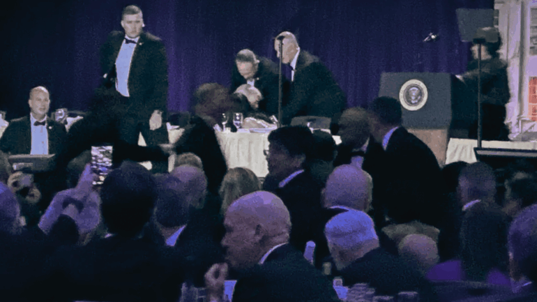 Donald Trump es evacuado del escenario por agentes del Servicio Secreto durante la cena anual de corresponsales de la Casa Blanca en el Washington Hilton