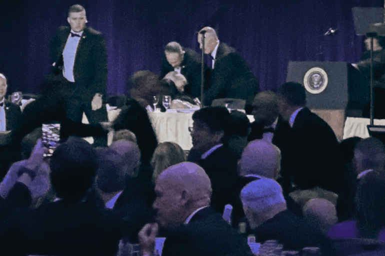 Donald Trump es evacuado del escenario por agentes del Servicio Secreto durante la cena anual de corresponsales de la Casa Blanca en el Washington Hilton