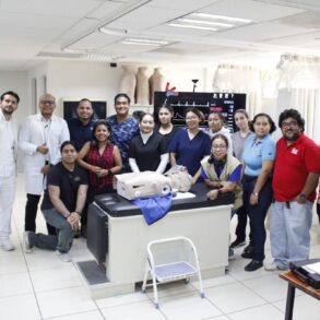 Estudiantes de medicina de la UJAT realizan prácticas de reanimación para prevenir muertes por infartos en Tabasco.