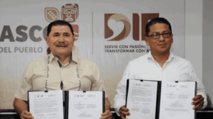 Firma de convenio de profesionalización entre el IAP Tabasco y el DIF estatal en Villahermosa.