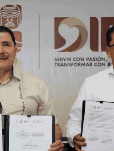 Firma de convenio de profesionalización entre el IAP Tabasco y el DIF estatal en Villahermosa.