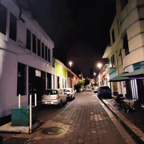 Calle del centro histórico de Villahermosa desierta en la noche, con negocios cerrados y ausencia de peatones