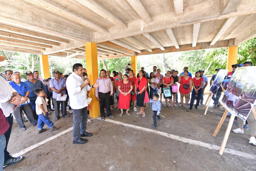 Javier May supervisa viviendas elevadas en Aztlán Tabasco junto a familias beneficiarias