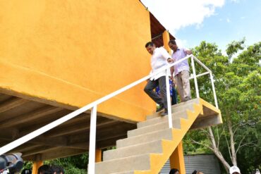 Javier May supervisa viviendas elevadas en Aztlán Tabasco junto a familias beneficiarias