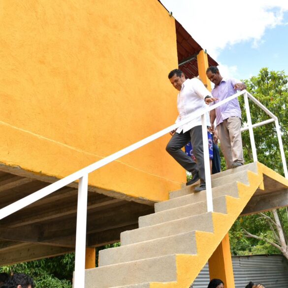 Javier May supervisa viviendas elevadas en Aztlán Tabasco junto a familias beneficiarias