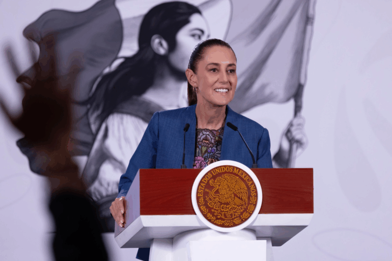 Text alt: Claudia Sheinbaum durante conferencia presidencial tras presentar su declaración patrimonial 2026