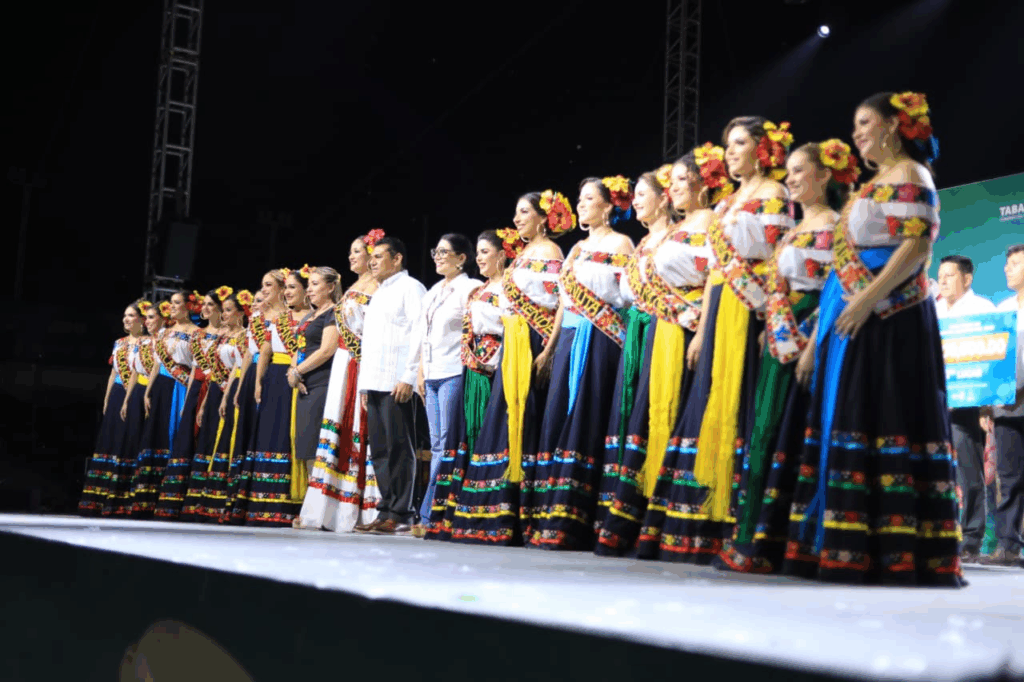Embajadoras de los 17 municipios y la Flor de Oro 2026 María José Hernández Vera durante la clausura de la Feria Tabasco 2026
