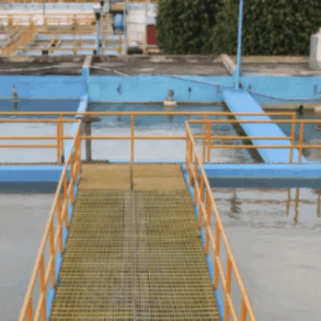 Planta potabilizadora con tanques de tratamiento de agua en Centro, afectada por fallas eléctricas que retrasan el suministro.