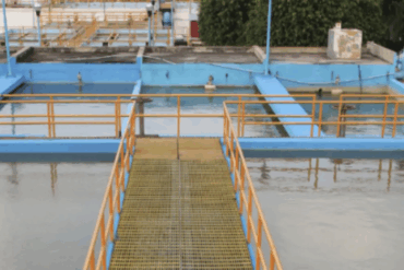 Planta potabilizadora con tanques de tratamiento de agua en Centro, afectada por fallas eléctricas que retrasan el suministro.