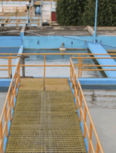 Planta potabilizadora con tanques de tratamiento de agua en Centro, afectada por fallas eléctricas que retrasan el suministro.
