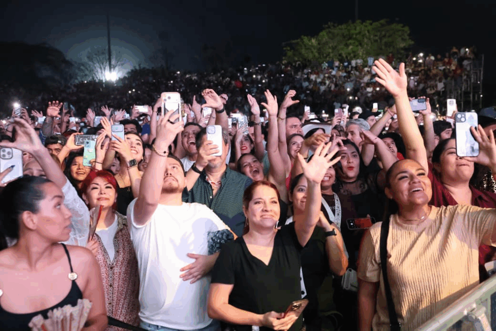 Asistentes corean en primera fila el concierto de Julión Álvarez en la Feria Tabasco 2026