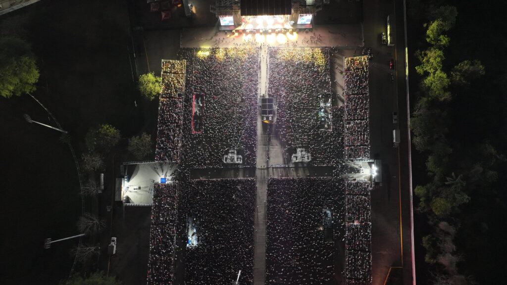 Vista aérea nocturna del Foro Tabasco repleto de asistentes durante el concierto de Los Tigres del Norte en el arranque de la Feria Tabasco 2026, con el escenario iluminado al fondo.