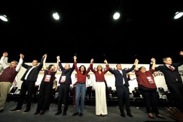Ariadna Montiel al centro del escenario junto a líderes de Morena con los brazos en alto durante el VIII Congreso Nacional Extraordinario, celebrado el 3 de mayo de 2026 en el World Trade Center de la Ciudad de México