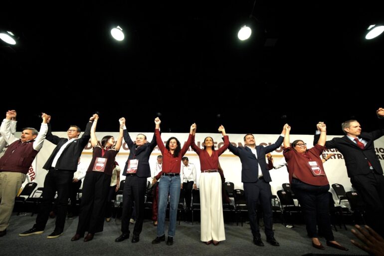 Ariadna Montiel al centro del escenario junto a líderes de Morena con los brazos en alto durante el VIII Congreso Nacional Extraordinario, celebrado el 3 de mayo de 2026 en el World Trade Center de la Ciudad de México