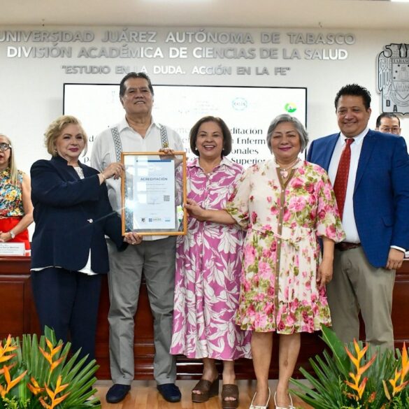 Autoridades de la UJAT reciben acreditación de Enfermería otorgada por los CIEES en Villahermosa, Tabasco.