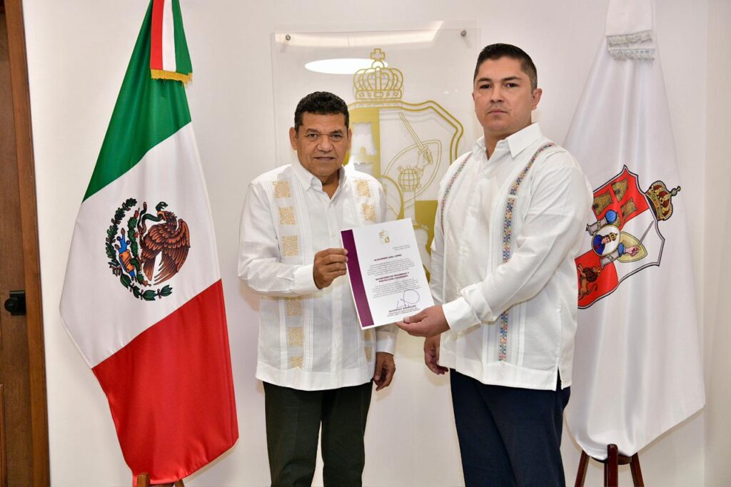El gobernador del estado, Javier May, entrega el nombramiento a Alejandro Leal López como secretario de Seguridad y Protección Ciudadana de Tabasco.