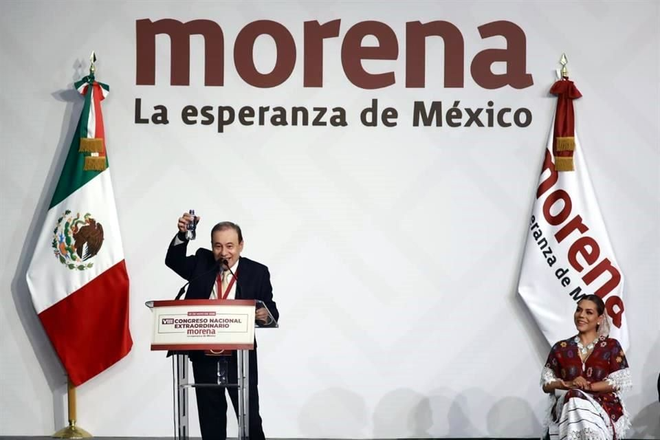 Alfonso Durazo, gobernador de Sonora y presidente del Consejo Nacional de Morena, durante su mensaje en el VIII Congreso Nacional Extraordinario el 3 de mayo de 2026, con Ariadna Montiel al fondo