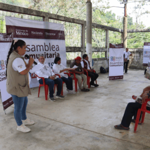 Asamblea comunitaria del FAISPIAM en Tabasco con habitantes y funcionarios federales para definir obras prioritarias.