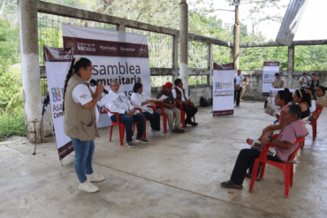 Asamblea comunitaria del FAISPIAM en Tabasco con habitantes y funcionarios federales para definir obras prioritarias.