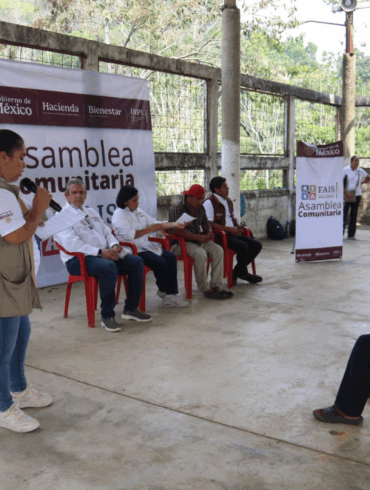 Asamblea comunitaria del FAISPIAM en Tabasco con habitantes y funcionarios federales para definir obras prioritarias.